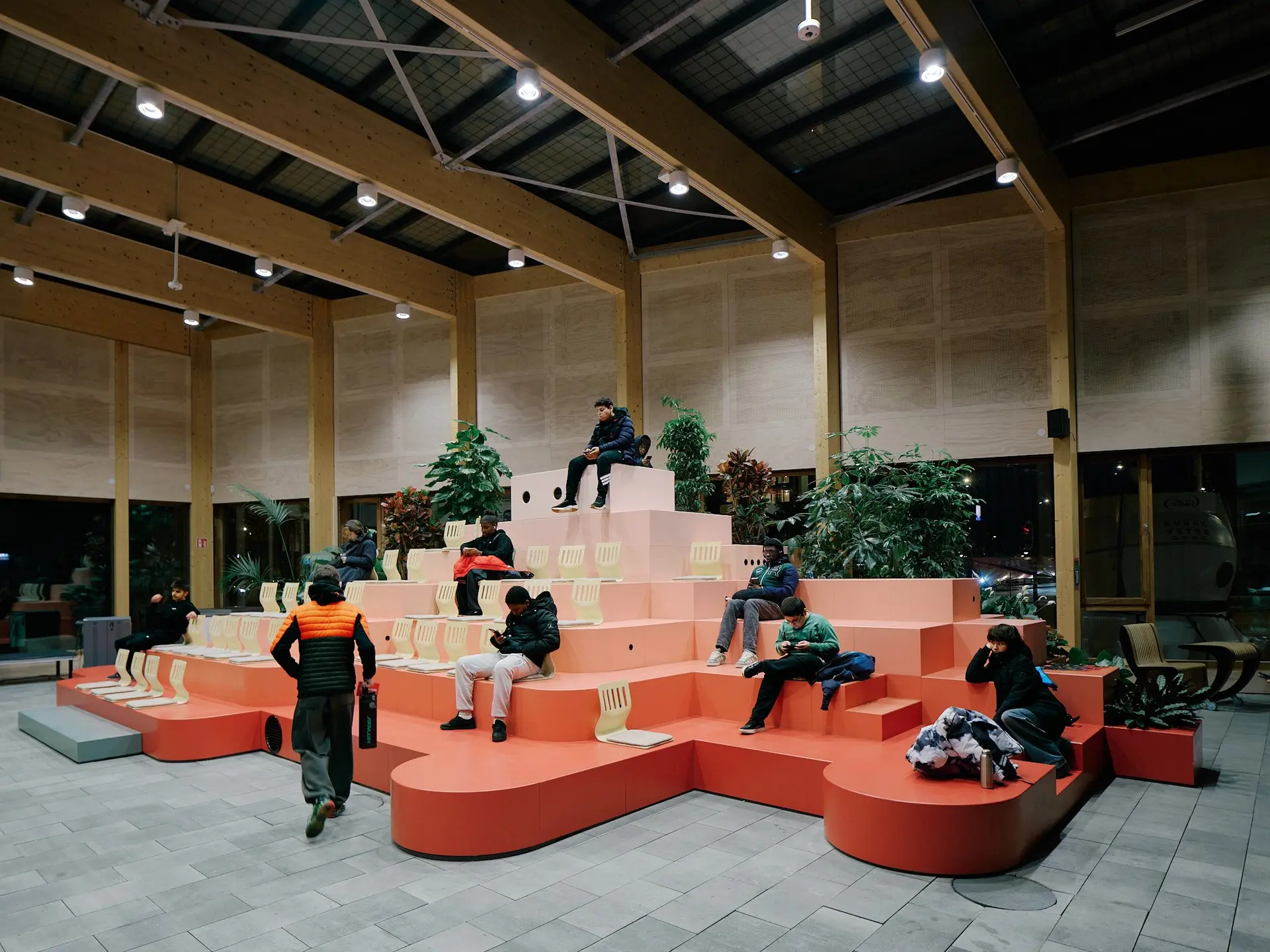 Diverse groep jongeren en volwassenen in actieve interactie bij een evenement van ZO Future Makers en OBA Next